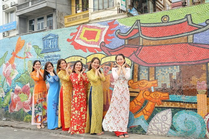 Hanoi Hidden Bites Premium Food Adventure - Hoàn Kiếm Lake: why a short scenic stop matters