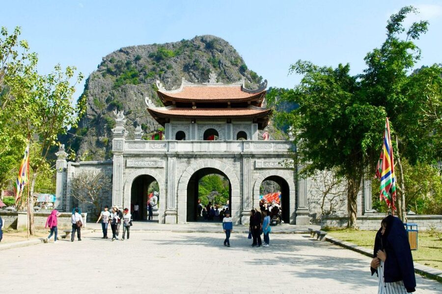 Hanoi: Hoa Lu, Trang An, and Mua Cave Full-Day Trip - Lunch in Ninh Binh: buffet style with vegetarian options
