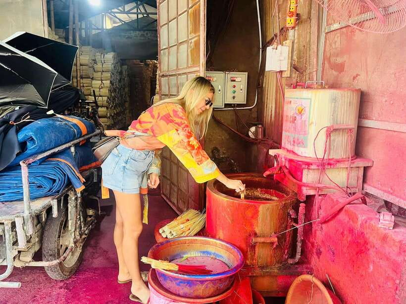 Hanoi: Incense Village, Hat, and Lacquer Artisanal Tour - Chuong conical hat village, where you paint your souvenir