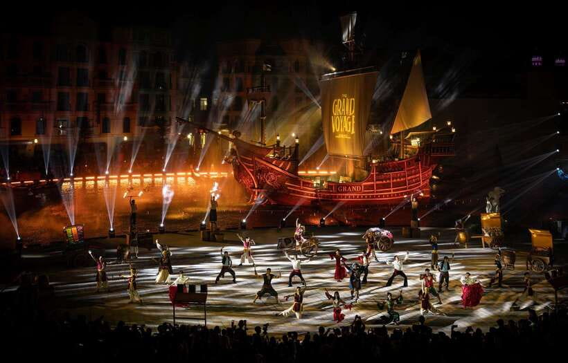 Hanoi: Mega Grand World with Bat Trang Pottery Village - Street circus parade and the Venice River, with sunset energy