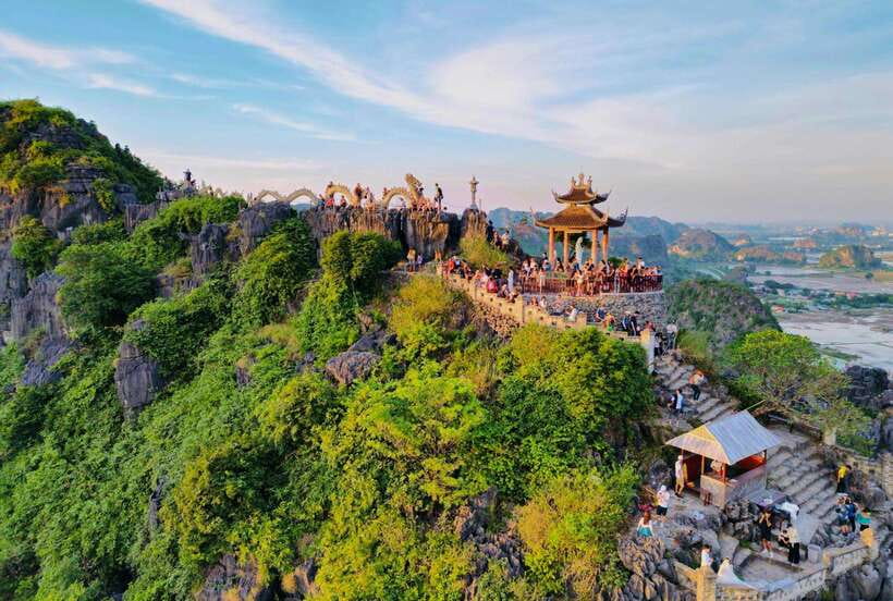 Hanoi: Ninh Binh, Trang An, Mua Cave and Bai Dinh Pagoda - Lunch in Tam Coc: Fuel for the Climb and Boat Time