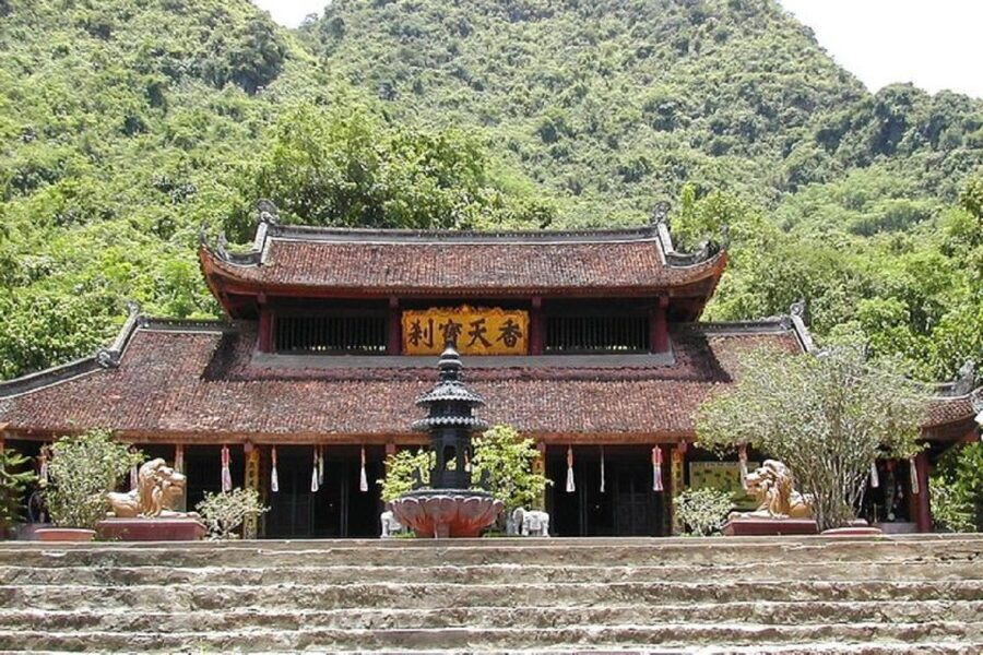 Hanoi: Perfume Pagoda - Yen Stream Boat Ride, Lunch & Cave - Huong Tich Cave: the walk up, the cave payoff, and the crowd reality