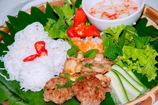 Hanoi Street Food: Small Group Walking Tour with Real Foodie - Walking the Old Quarter: the trade-street idea you can taste