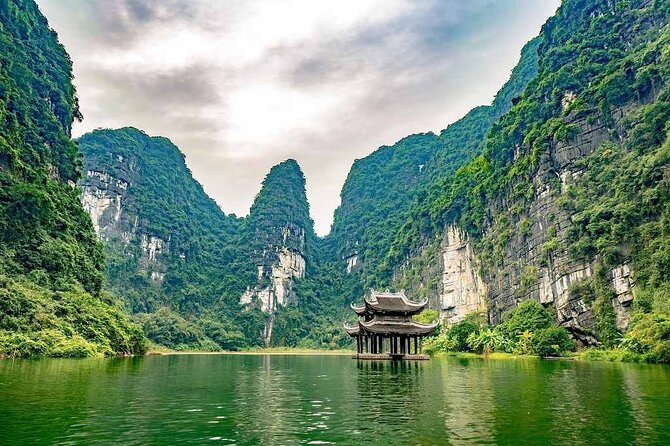 Hanoi to Ninh Binh Day Trip: Mua Cave, Trang An Boat Ride - Lunch - Hoa Lu Temples of Dinh and Le: history in a quiet valley setting