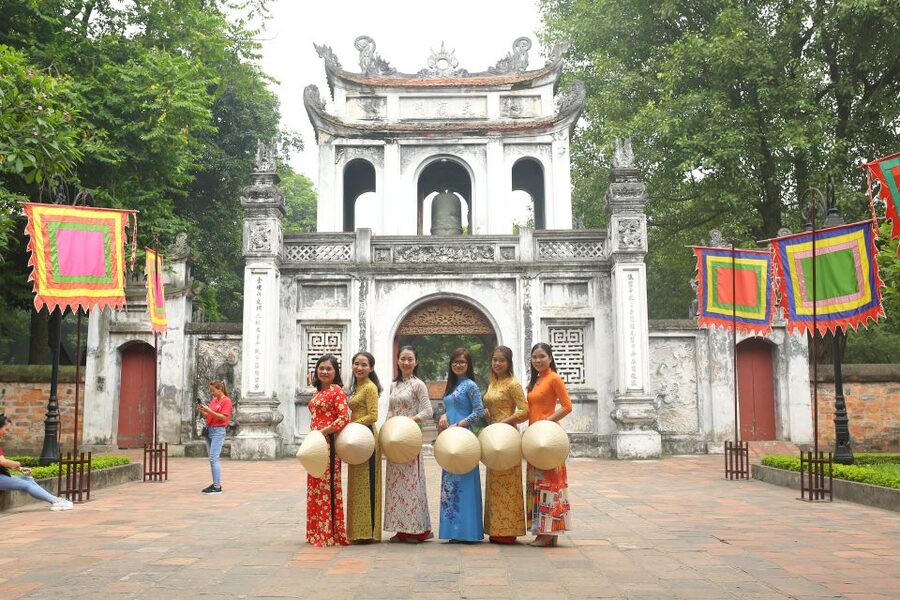 Hanoi: Traditional Ao Dai Dress and Non La Hat Rental - Hoan Kiem Lake and the Old-City Feel for Street Photos