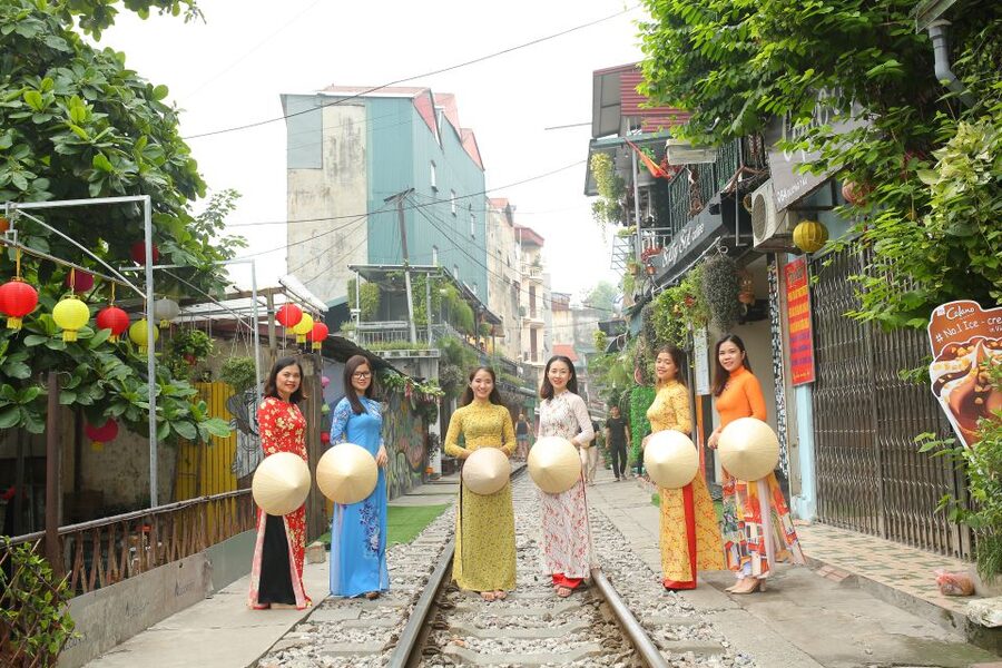 Hanoi: Traditional Ao Dai Dress and Non La Hat Rental - Non La Hat Details, Plus Why It Matters in Photos