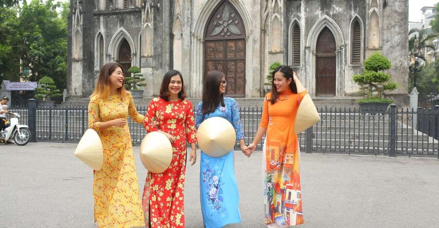 Hanoi: Traditional Ao Dai Dress and Non La Hat Rental - Meeting at 38 Bat Su Street, Then Getting Changed Fast