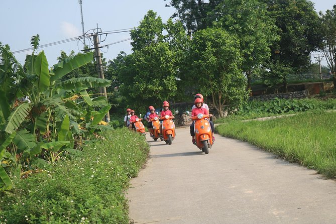 Hanoi Vespa Full Day City & Countryside with Female Ao Dai Riders - Duờng Tau and the rail tracks: life right next to the rails