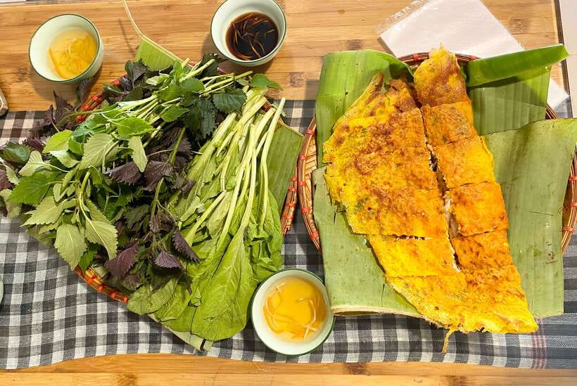Hanoi: Vietnamese Street Food Tour with Egg Coffee - Mapping Hanoi Old Quarter with street snacks and real conversation