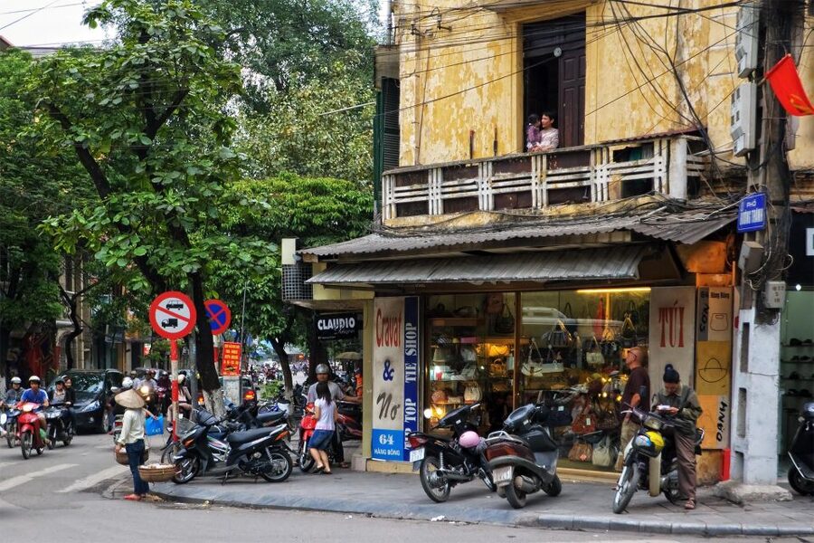Hanoi: Walking Street Food Tour & Train Street w/Local Guide - Old Quarter Street Food, Built for Walking and Real Hanoi