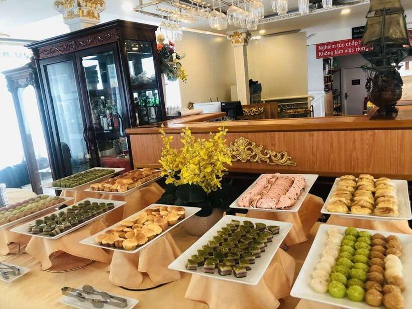 HCM: Saigon River Dinner Cruise - Dinner cruise atmosphere: Vietnamese buffet plus live music