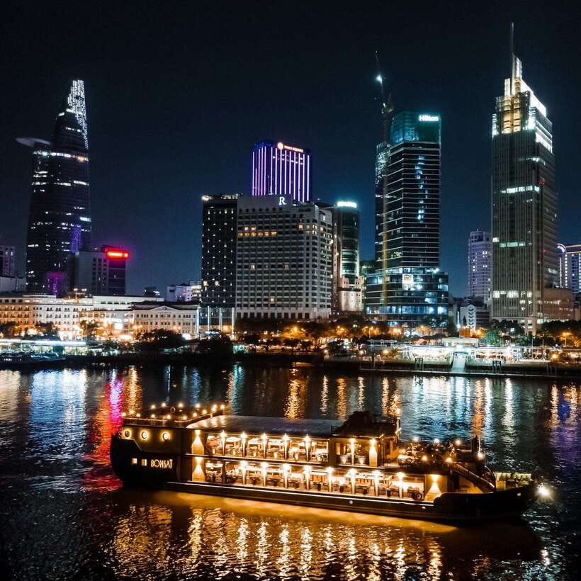 HCM: Saigon River Dinner Cruise - The views: slow river movement and landmark lights