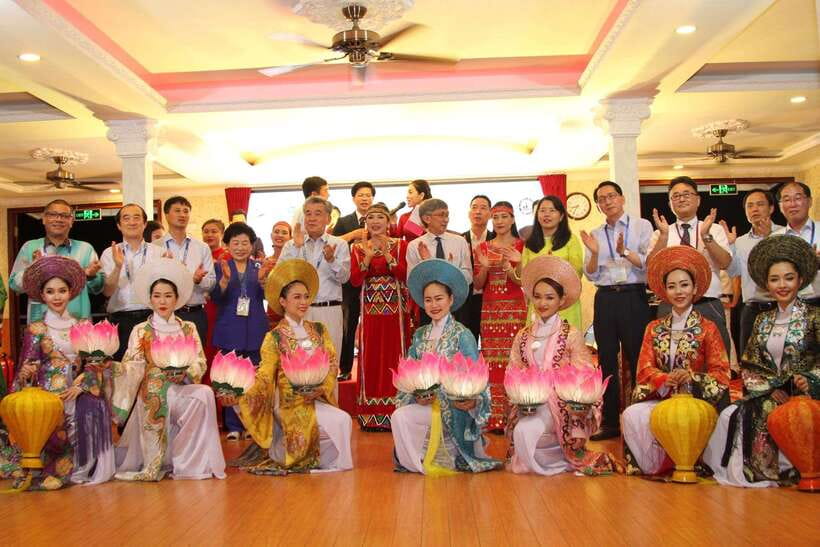 HCM: Saigon River Dinner Cruise - Small-group flow and seating: what shared meals really feel like