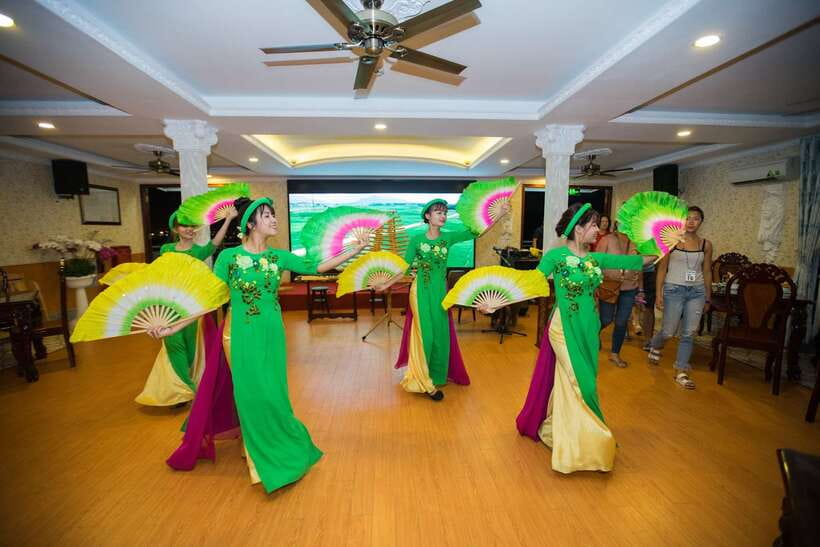 HCM: Saigon River Dinner Cruise - Pickup and meeting points: Cyclo Resto vs Opera House
