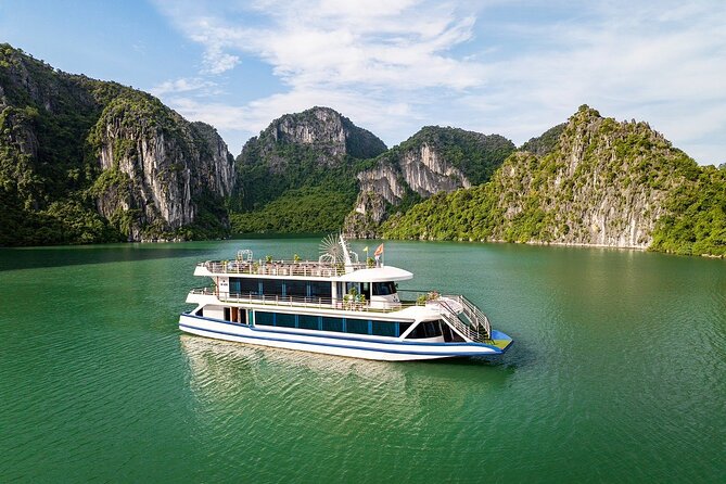 Hercules Grand Day Cruise Tour, Sung Sot Cave,Titop, Luon Cave - Sửng Sốt Cave: the must-see cave stop that sets the tone