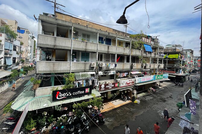 Ho Chi Minh City Sightseeing, midnight, Shopping tours by scooter - Food, water, and rain gear that keep the tour comfortable