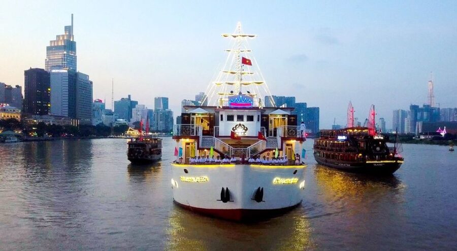 Ho Chi Minh: Private City Tour and Dinner Cruise with Buffet - Getting started at the Opera House, then out into Saigon night