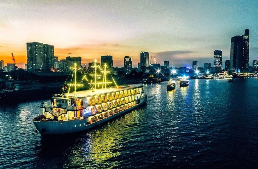 Ho Chi Minh: Private City Tour and Dinner Cruise with Buffet - Guides: the difference between a good tour and a great night