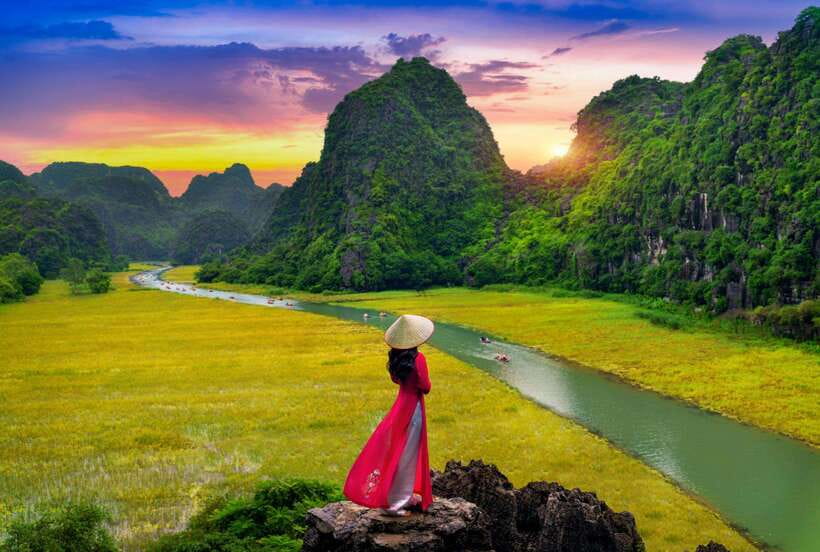 Hoa Lu, Tam Coc, & Mua Cave Day Trip with Lunch & Limousine - Hoa Lu temples: Dinh and Le legends in Vietnam’s old capital