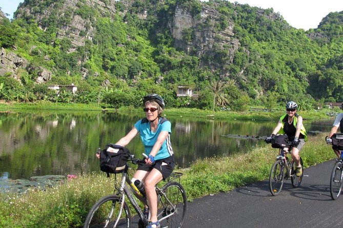 Hoa Lư Tam Coc & Mua Cave full day Including Buffets Lunch - Sampan cave ride on the Ngo Dong River, the heart of the day