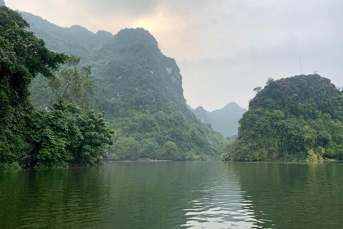 Hoa Lu - Tam Coc - Mua Cave Full Day - LIMOUSINE - Buffet lunch in a local Vietnamese restaurant, with real options