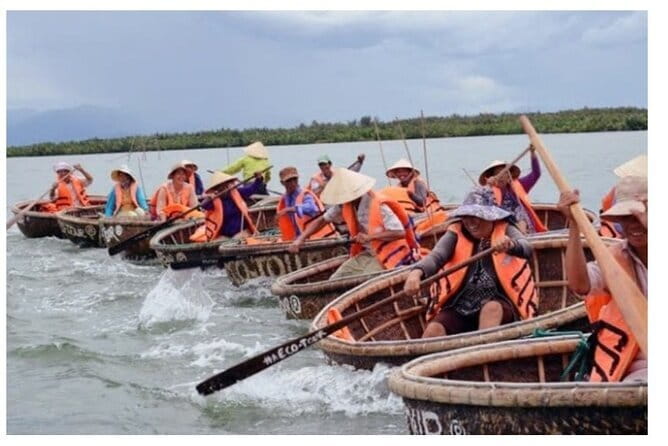Hoi An Countryside Tour by Car/Motorbike or cycling - Rice and noodles making with a family: you learn, then you eat