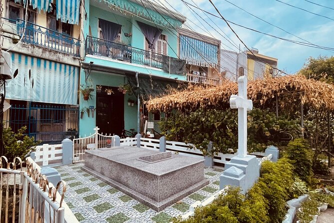 Hoi An Ghosts, Death, Mystery Unveiled - The route begins by a 400-year-old tree, then shifts into shadow alleys
