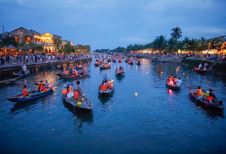 Hoi An : Hoai River Boat Trip by Night and Floating Lantern - Entering Hoi An After Dark, From the Hoai River