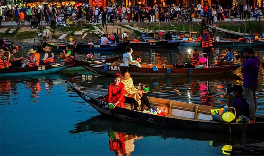 Hoi An : Hoai River Boat Trip by Night and Floating Lantern - Private Wooden Boat Setup: Group Size, Splits, and What the Dock Feels Like