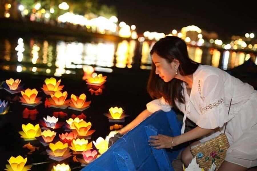 Hoi An : Hoai River Boat Trip by Night and Floating Lantern - Timing, Shoes, and Photo Tips for Lantern Reflections