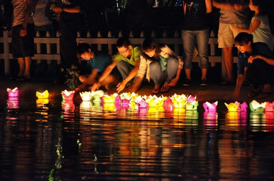 Hoi An: Hoai River Night Boat Trip and Floating Lantern - Wooden Boat Time on the Hoai River: Small Group Calm