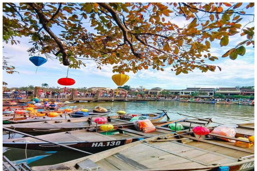 Hoi An : Lantern Boat Trip & Release Lantern - The Boat Moment: Folk Songs, Safety, and a Guide Who Keeps Things Moving