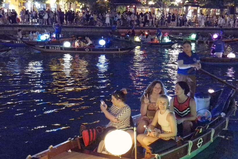Hoi An : Lantern Boat Trip & Release Lantern - The Lantern Release: How the Wish Part Plays Out