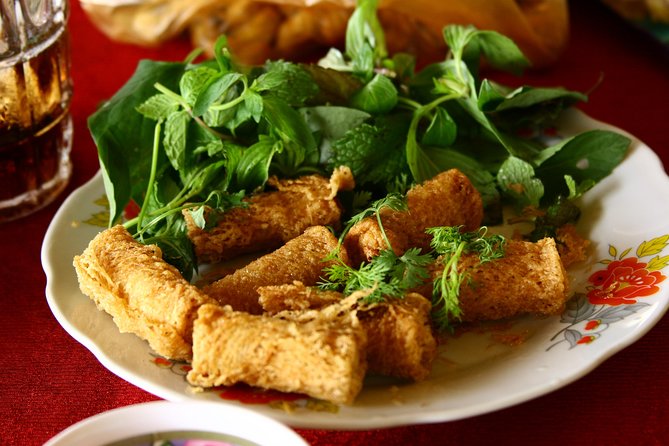 Hoi An Street Food Walking Tour with Tastings - Off-the-Beaten-Path Stops, Including Family-Run Kitchens