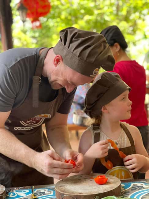 Hue City: Cyclo, Market Tour & Cooking Class at Madam Thu - Meeting point and timing you should plan for