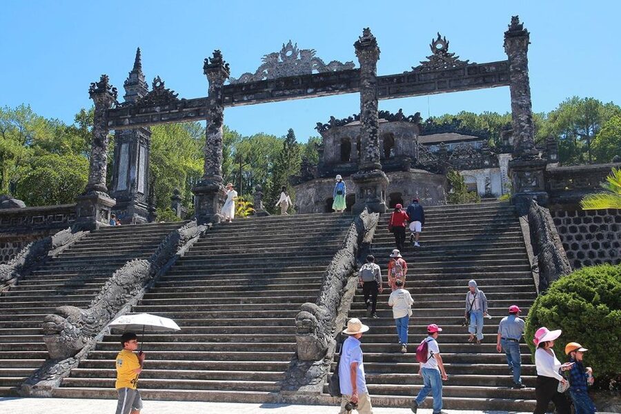 Hue: Hue Royal Tombs Tour Visit 3 Best Tombs & Pagoda - Minh Mang Tomb on Cam Khe Mountain: the calm, traditional start