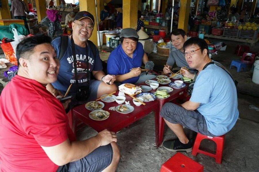 Hue: Night Street Food Tour by Cyclo with a Local Guide - Che Hue to finish: sweet soup, Hue style