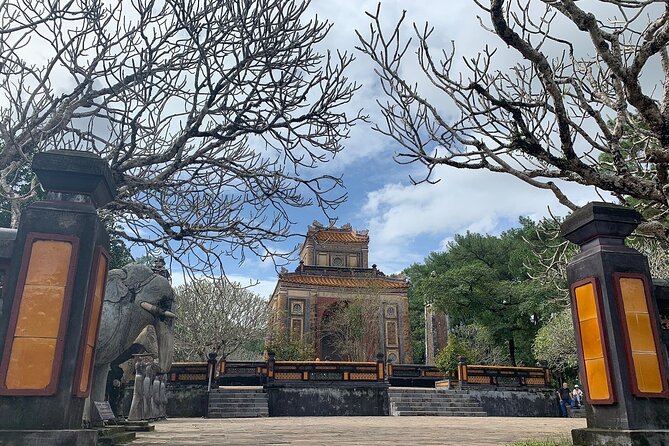 Hue’s Top Attractions by Car with Informative ES Driver - What the driver does (and what it does not)