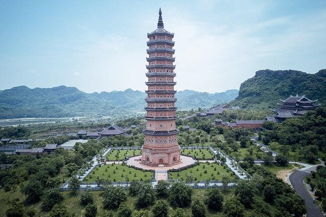 Luxury Ninh Binh Tour to Tam Coc, Mua Cave, Bich Dong Pagoda - Tam Coc sampan boat ride on the Ngo Dong River