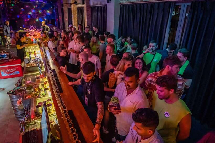 Mad Monkey Hoi An Pub Craw - The 8:00 PM Start: How the Night Kicks Off