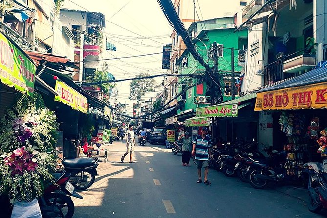 Morning Saigon Unseen+Street Food Tour with Ao Dai Riders Option - Old apartments and small alleys: Nguyen Thien Thuat street life