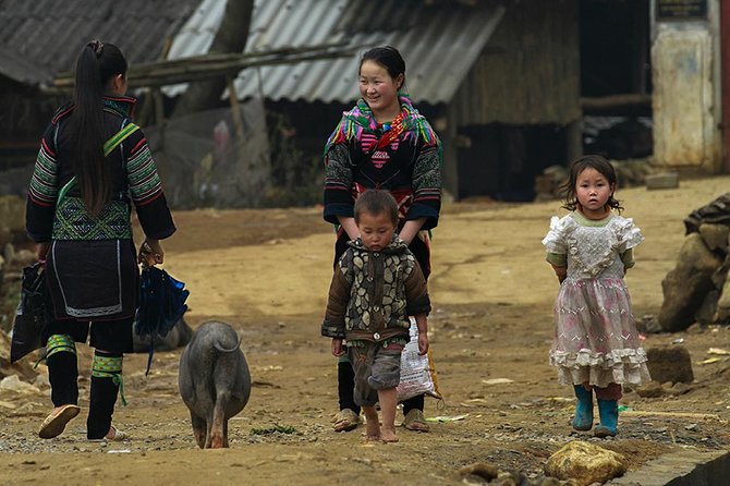 Muong Hoa Valley Trek & Homestay Experience - 4D3N - Meeting at Sapa Church and Getting Your Bearings