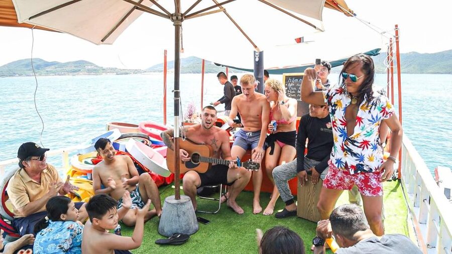 Nha Trang: Coral Reef Snorkeling and Floating Bar Party - Lunch and Brunch Setup: Food That Keeps the Day Going