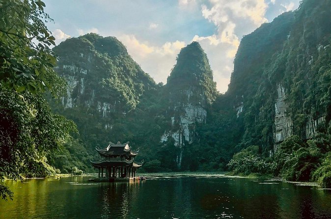 Ninh Binh Day Tour from Hanoi: Hoa Lu Trang An and Mua Caves - Guide Style and Small Group Size: How the Day Stays Manageable