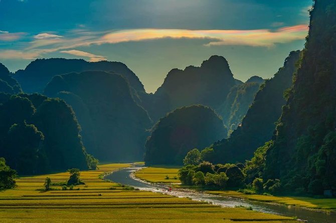 NINH BINH MEMORABLE DAY: Hoa Lu, Mua Cave, boat trip Tam Coc, Trang An optional - Hoa Lu temples, Dinh and Le, and why this former capital still matters