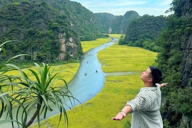 Ninh Binh Tour from Hanoi for 6-9 Pax/tour by DCar Limousine - The Guide Moment: English Help and a Calm Approach When Things Get Real