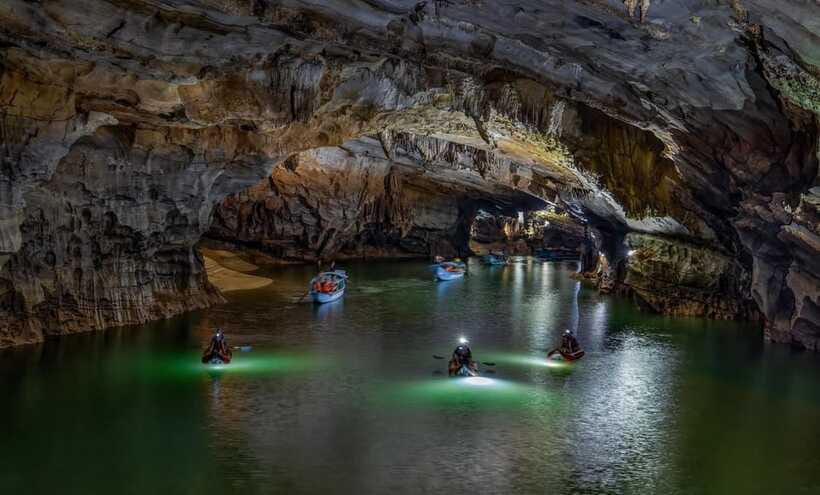 Phong Nha: Phong Nha Cave Expedition 4.5 km by Kayak - Secret underground lake and swimming in dark water at 1:00