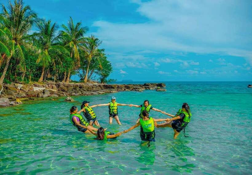 Phu Quoc: Cable Car Ride and 3 Islands Boat Tour with Lunch - Thom Island plus Aquatopia: the Sun World Nature Park hit