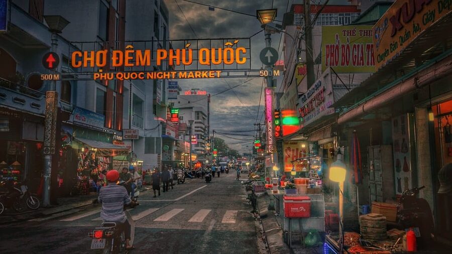 Phu Quoc: Street Food Tour - The night market walk: shopping time, extra bites, and coconut ice cream