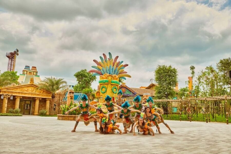 Phu Quoc: VinWonders Entry Ticket with Optional Safari - Aquarium tunnel and marine life: the calmer hour that turns into a highlight